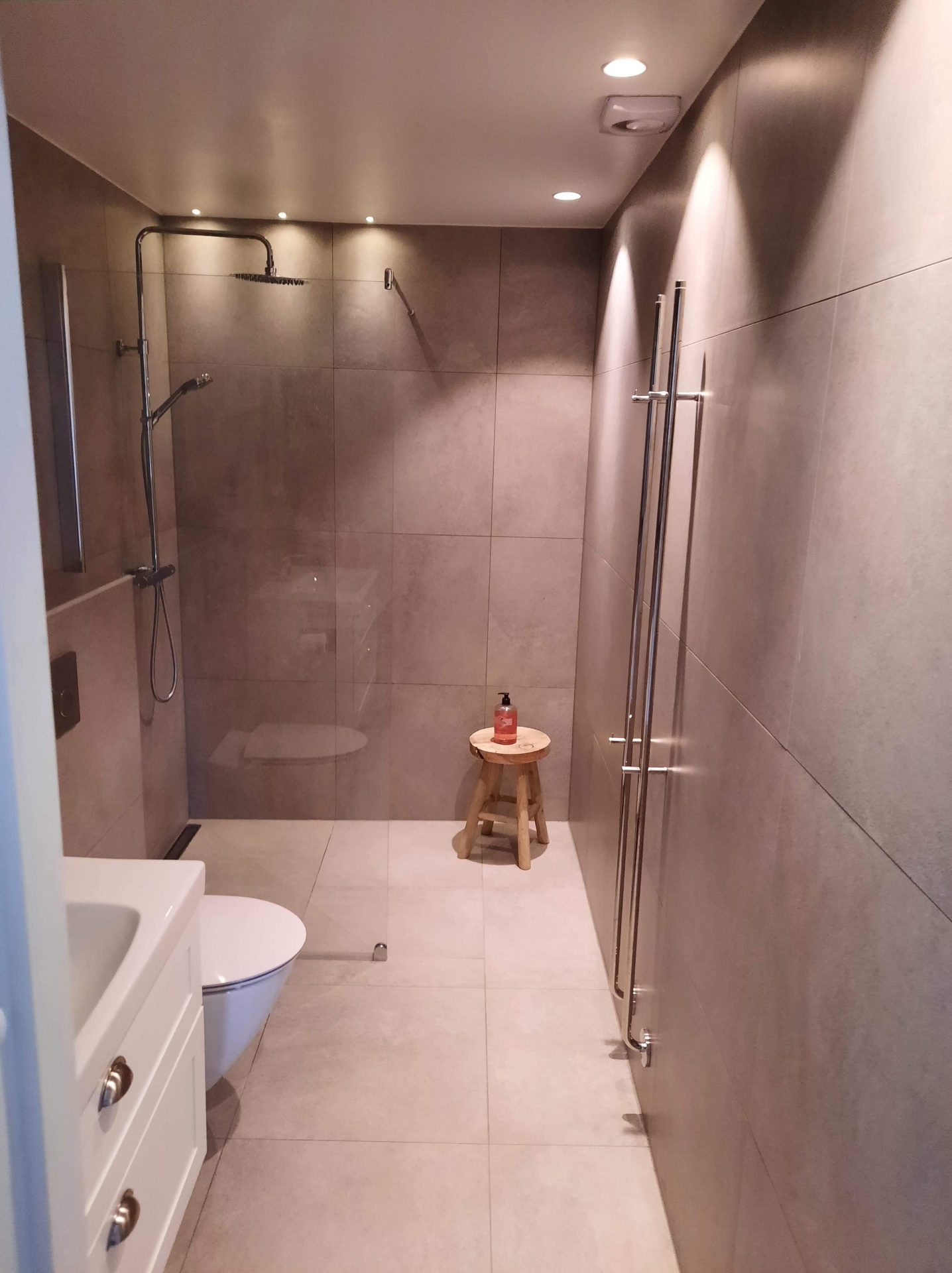 Walk-in dusch i beige betongkakel