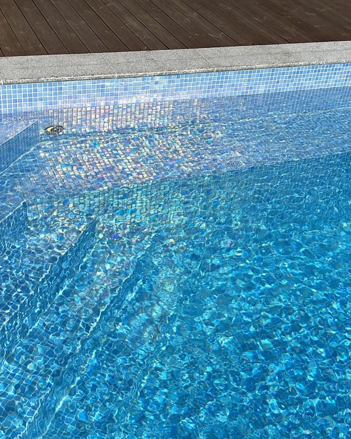 Närbild på mosaik i poolvatten