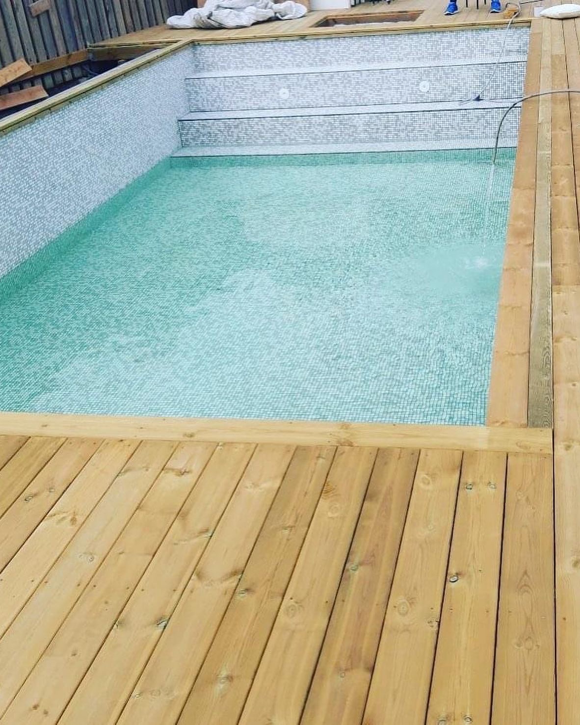 Poolbygge — mosaik & trädäck